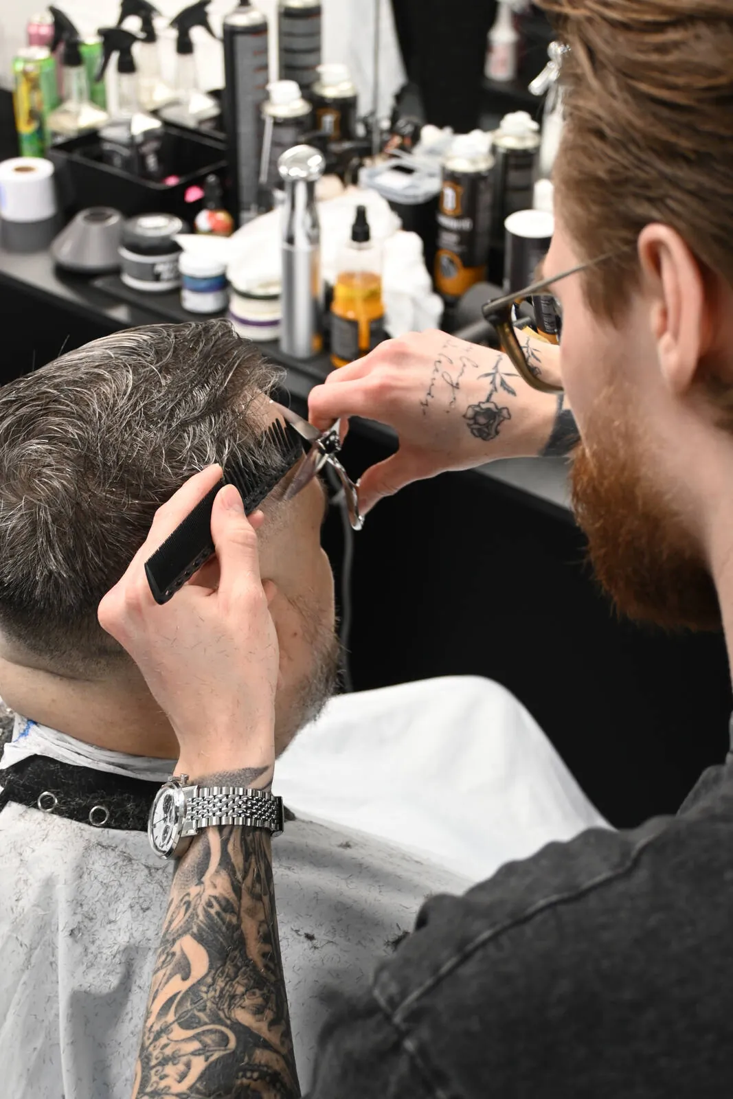 Regularne strzyżenie męskie nożyczkami w OFF CUT Barbershop w Szczecinie