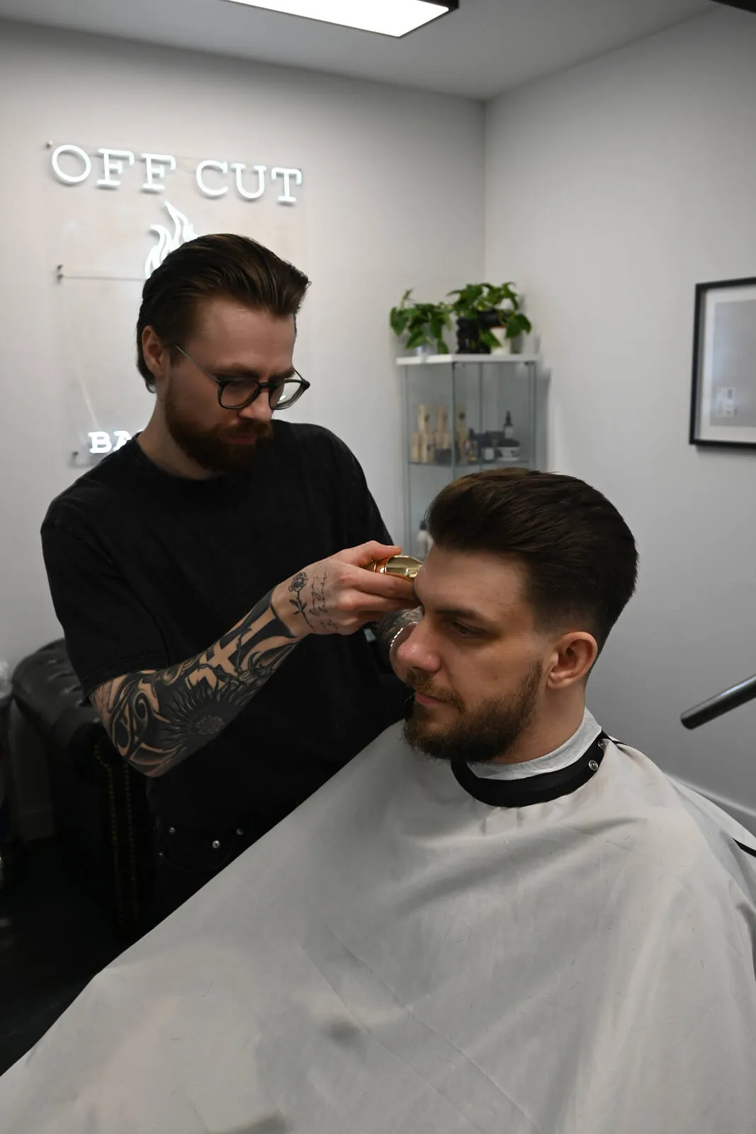 Barber pokazuje efekt fryzury w lustrze - OFF CUT Barbershop w Szczecinie