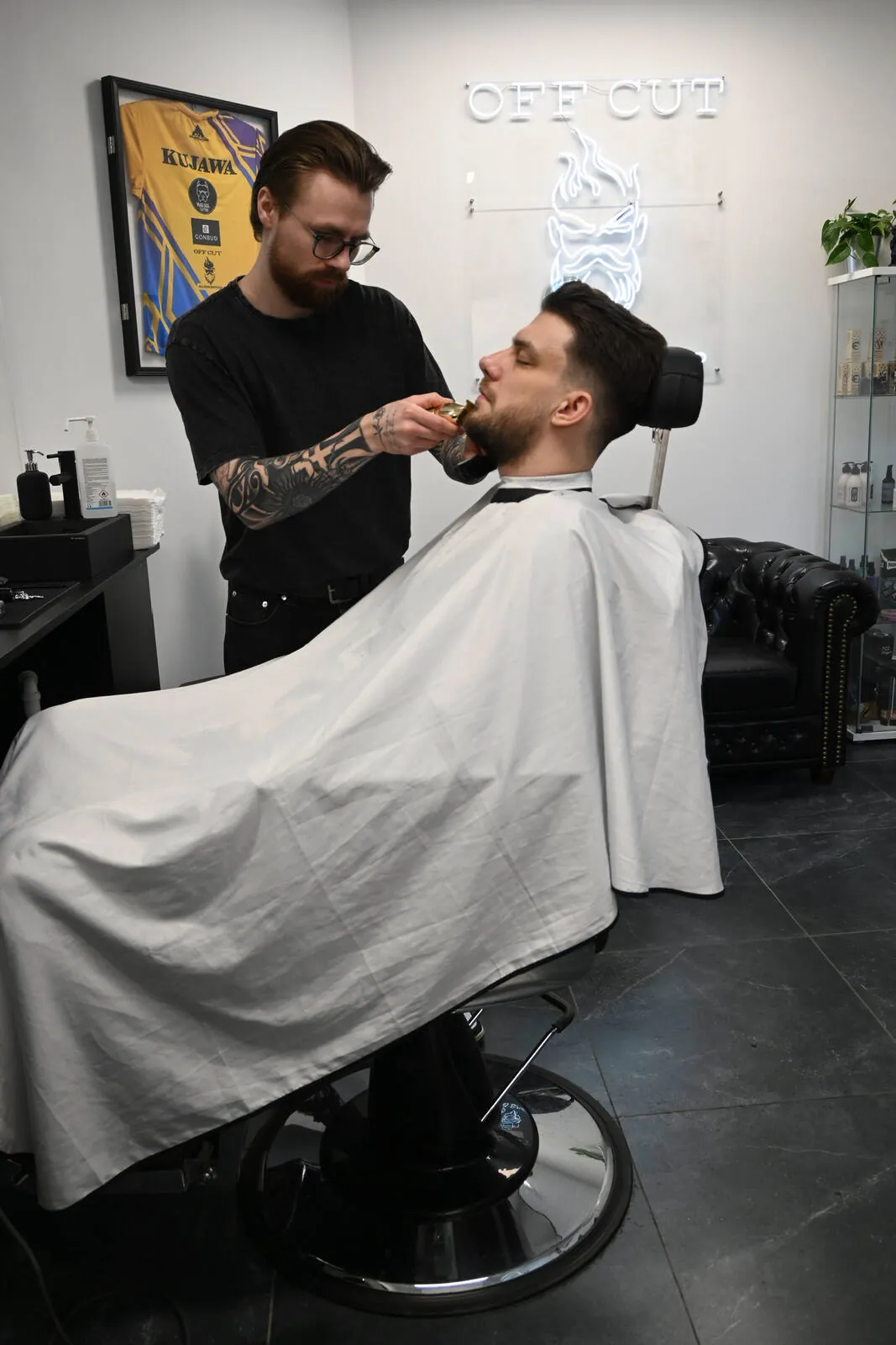 Modelowanie zapuszczonej brody w OFF CUT Barbershop w Szczecinie